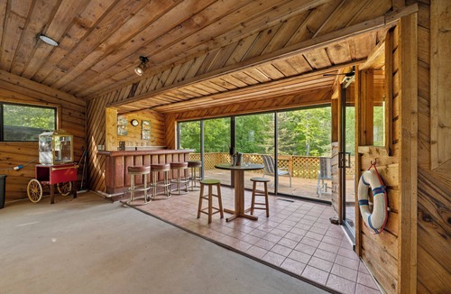 Washingtonville House | 7-bedroom villa with indoor pool in Washingtonville