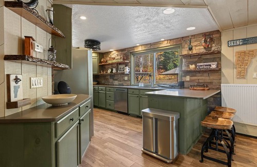 West Dover House | 7BR Perfect for Multi Family Stay! Hot Tub & Sauna