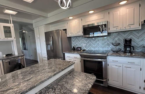 Stillwater House | 8 Beds Waterfront, Heated Pool, Sauna, Fish, Boat By Track-Town Golf-SPAC-Ski