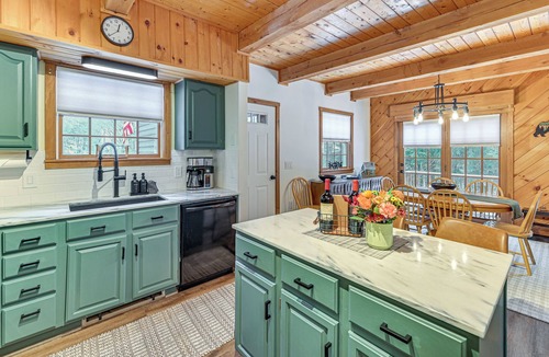 Wilmington Cabin | 8 Mi to Mt Snow: 'Cozy Bear Cabin' w/Hot Tub!