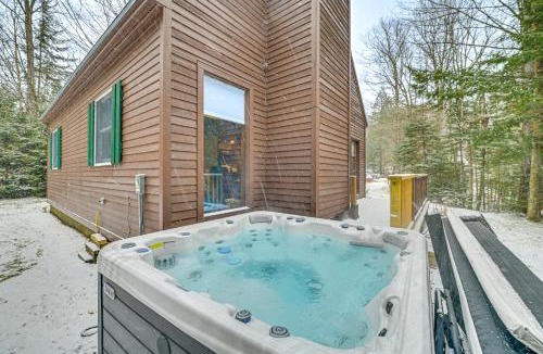Wilmington House | 8 Mi to Mt Snow: 'Cozy Bear Cabin' w/Hot Tub!