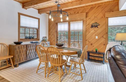Wilmington House | 8 Mi to Mt Snow: 'Cozy Bear Cabin' w/Hot Tub!