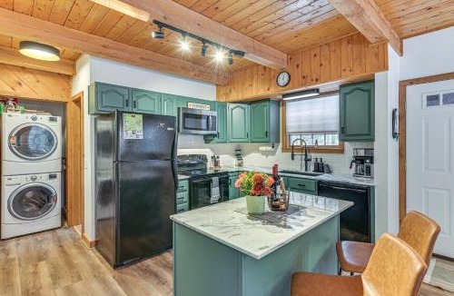 Wilmington House | 8 Mi to Mt Snow: 'Cozy Bear Cabin' w/Hot Tub!