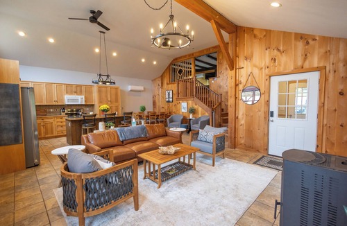 Gilboa House | 90-Acre Catskills Farmhouse Retreat with Pool/Pond/Sportscourt