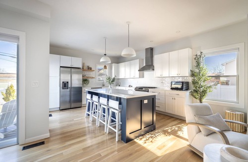 Devon House | 90-Sec Walk to Beach - Walnut Beach Luxury House