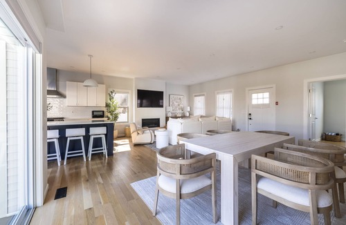 Devon House | 90-Sec Walk to Beach - Walnut Beach Luxury House