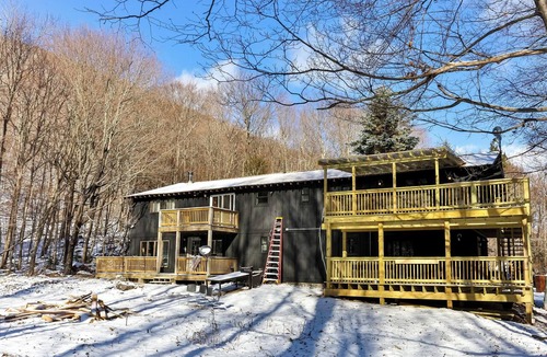 Hunter House | 9BR/5BR/Hottub/2 Saunas 6 min to Hunter on 30 private acres