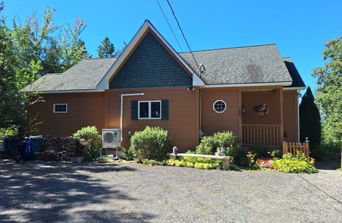 Gouldsboro Cottage | A charming, pet friendly, 2-bedroom home with all amenities.n4 day minimum