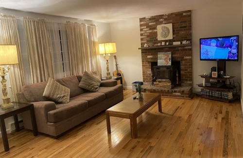 West Yarmouth House | A Cozy Cape house steps to Restaurants & Beaches ~1.4 miles down scenic roads