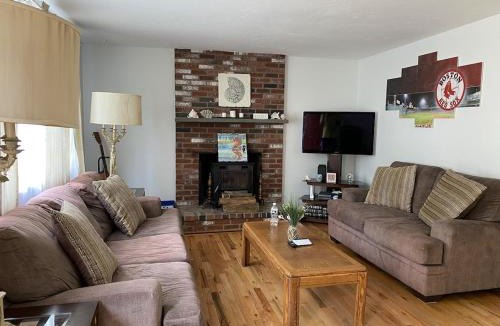 West Yarmouth House | A Cozy Cape house steps to Restaurants & Beaches ~1.4 miles down scenic roads