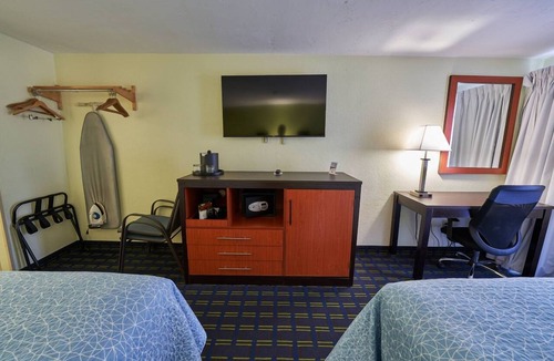 West Yarmouth Hotel | A Place You'll Surely Enjoy! 2 Units with Hot Tub, Indoor Pool, Free Breakfast!