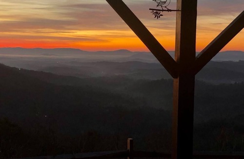 Purlear Cabin | A Private Mountain Retreat with Stunning Views, Cozy Spaces, and Rustic Elegance