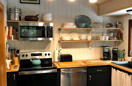 Casco Cottage | A Sweet Private Waterfront Cottage. Happy loons and hummingbirds complementary!