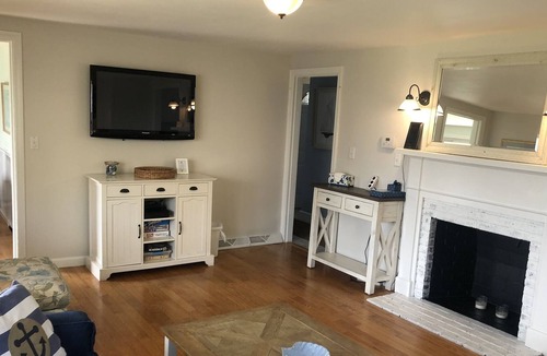 Hyannis House | Across the Beach ~ 4 bdr 4 bath home ~ Sleeps 14+ ~ Multi-Family