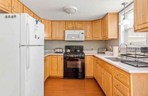 Hampton Apartment | Adorable 2-bedroom apartment, walk to beach on quiet street!