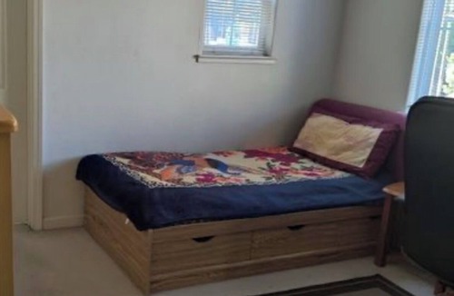 North Bay Shore House | Adorable 2 bedroom house with AC in charming bright waters