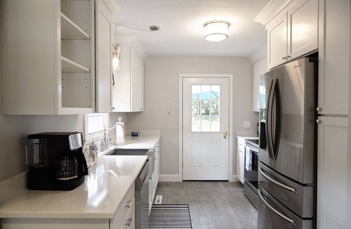 Niantic House | Adorable Beach Cottage - Private Beach Association