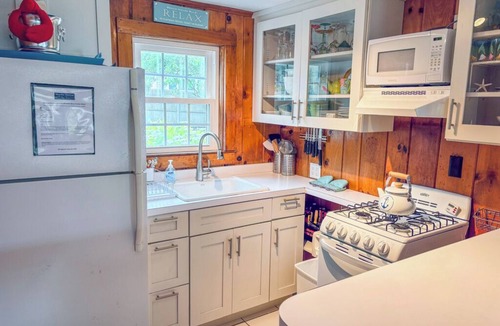 Dennis House | Adorable beach cottage, steps from Bayview Beach, sleeping 12