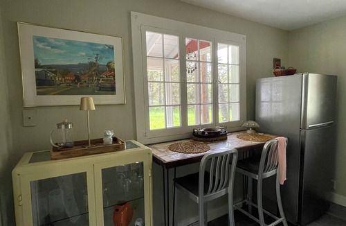 Woodstock Cabin | Adorable Red Cottage, walking distance to Woodstock
