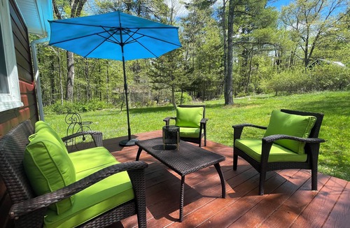 Woodstock Cabin | Adorable Red Cottage, walking distance to Woodstock