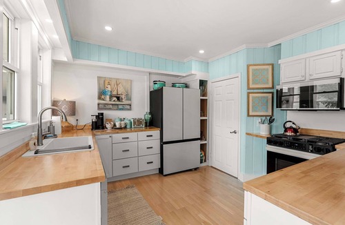 Salisbury Beach House | Adorable Renovated Beachfront Retreat w/Private Deck