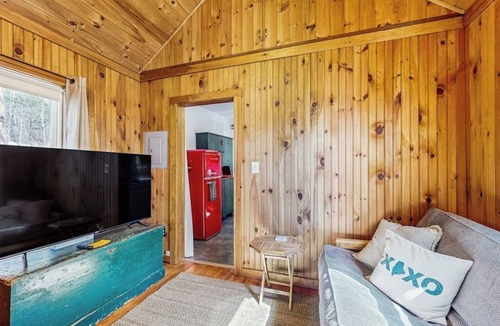 Gray Apartment | Adorable waterfront gem with 2 kayaks, high-speed WiFi, full kitchen & dock