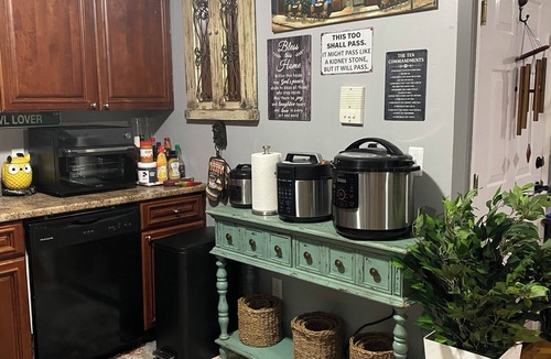 Weequahic Apartment | Affordable Best Value Cozy Room by Newark Airport and transportation to NYC