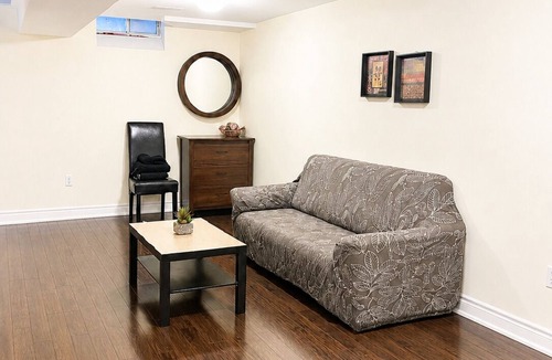Meadowvale Village House | Affordable Spacious Private Suite| Ensuite Bath | Free Parking | Pearson Airport