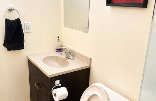 Meadowvale Village House | Affordable Spacious Private Suite| Ensuite Bath | Free Parking | Pearson Airport