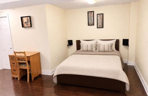Meadowvale Village House | Affordable Spacious Private Suite & Ensuite Bath & Free Parking Near Toronto Pearson Airport
