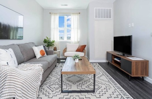 Stamford Apartment | Airy 1bd/1ba + Pool - Near Stamford Harbor