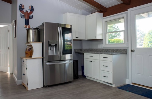 Scarborough Cottage | Airy beach cottage steps away from Pine Point Beach!