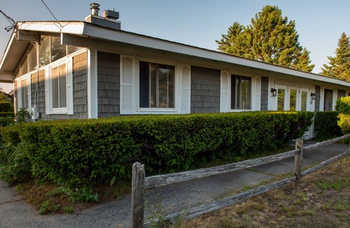 Scarborough Cottage | Airy beach cottage steps away from Pine Point Beach!