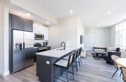 The Heights Apartment | Airy Loft by NYC w Rooftop & Parking on Premises