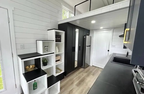 Simcoe Cabin | All Season Tiny Home in Forest with Sauna, Hot Tub & Wifi