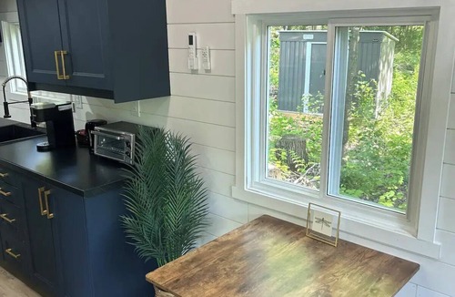 Simcoe Cabin | All Season Tiny Home in Forest with Sauna, Hot Tub & Wifi