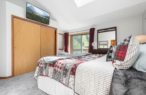 McHenry House | Alluring 3 Bedroom Ski In/ Ski out home w/ amazing slope views!
