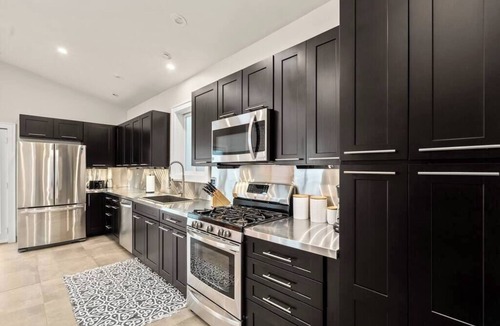 Middletown House | Amazing compound! Wedding stays! Gatherings! Newport! Beach!