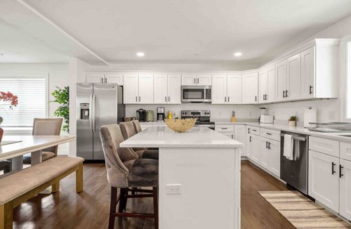 Worcester House | Amazing Location, 3 BR KING SUITE, Covered Parking