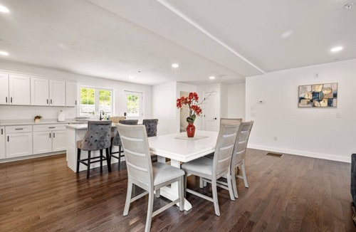 Worcester House | Amazing Location, 3 BR KING SUITE, Covered Parking