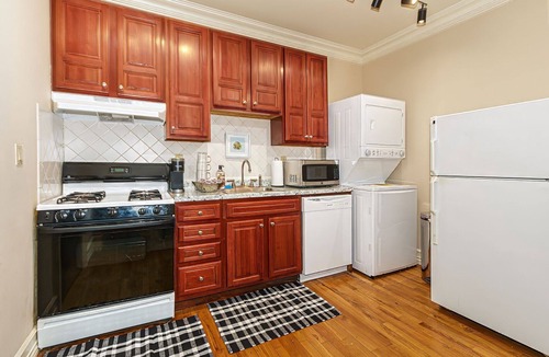 Forest Hill Apartment | Amazing & Only Steps to NYC Train