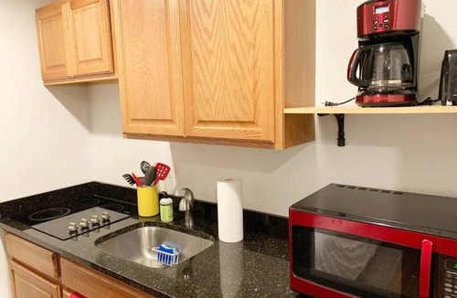 North End Apartment | Amazing price and location /parking -North End (M1S)