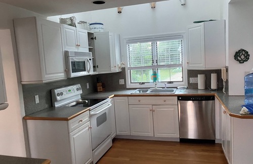 Tiverton House | Amazing Sunsets Water Front Private Beach Big Yard Close To Newport and Bristol