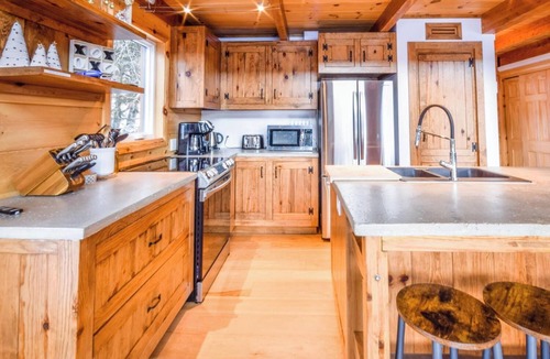 Pine Hill Ski Chalet | An enchanting wooden chalet for a relaxing stay in the heart of nature.