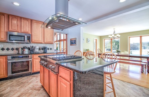 Londonderry House | Angel Bear Chalet- Private Lake/Beach/Sauna/Hot Tub/Gym/Firepit/Float Trampoline