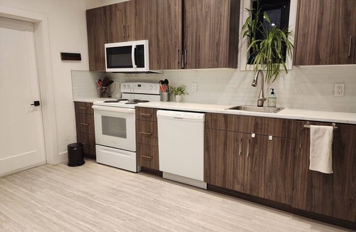 Seaton Village House | Annex HUGE 4 Bdrms 2 Living Rooms 3 Workspaces - Near U of T & FIFA World Cup!