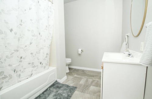 Cornwall Apartment | Apartment in the downtown area. Close to shopping and restaurants.