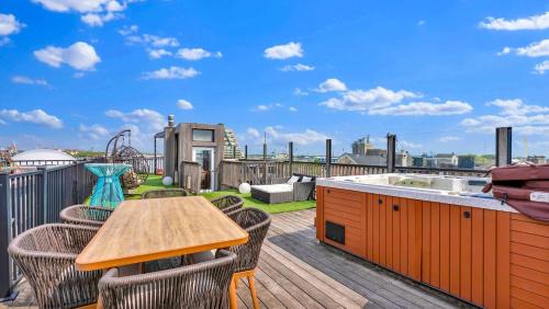 Southwark House | Apartmint - Grand Queen Village Retreat in Philladelphia
