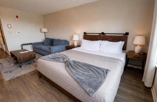 Vernon Apartment | Appalachian Hotel Pool Hot Tub Sauna Gym Studio 225