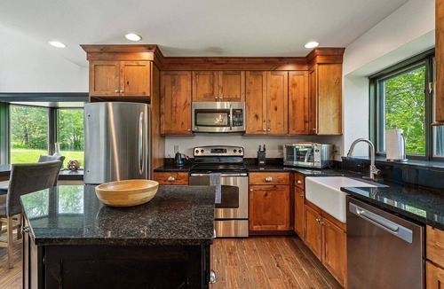 Stratton Mountain House | Après Lodge: 5BR 7 mins from Stratton with hot tub, sauna, fire pit, views